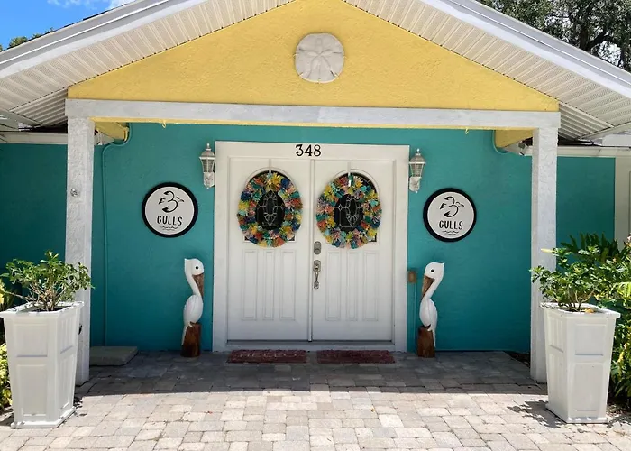 3Gulls Inn Ozona-Boutique Hotel-Steps From Restaurants & Brewery-Swimspa Pool-Pet Friendly